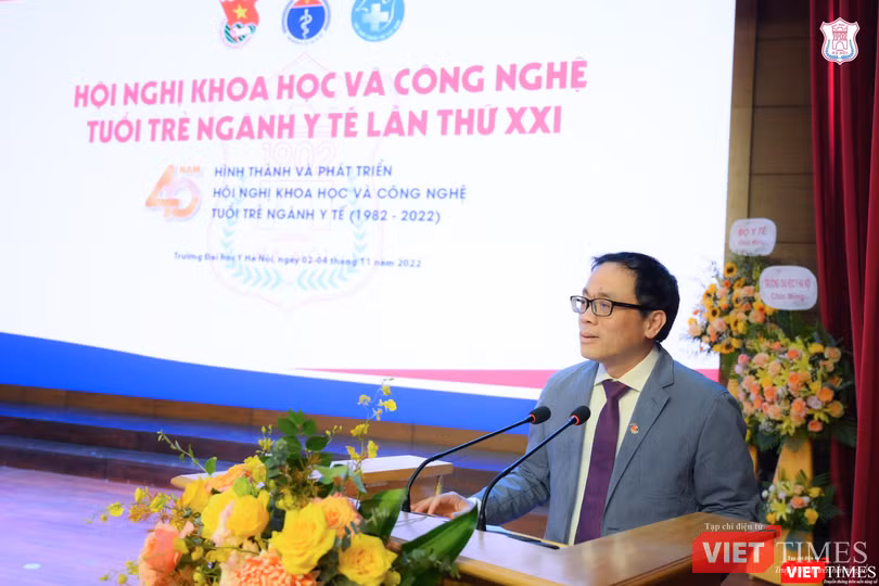 Chủ tịch Hội đồng Giám khảo Tạ Thành Văn cam kết Hội đồng Giám khảo sẽ làm việc công tâm, công bằng, khách quan đánh giá các đề tài tham gia Chủ tịch Hội đồng Giám khảo Tạ Thành Văn cam kết Hội đồng Giám khảo sẽ làm việc công tâm, công bằng, khách quan đánh giá các đề tài tham gia