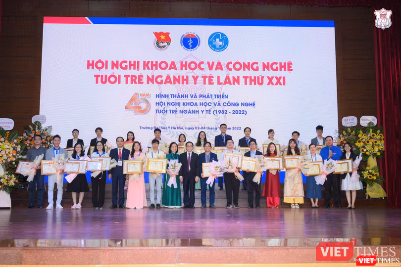 Trao thưởng cho các tác giả có báo cáo đoạt giải Xuất sắc Trao thưởng cho các tác giả có báo cáo đoạt giải Xuất sắc