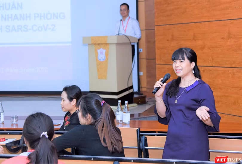 GS.TS. Lê Thị Hương giải đáp các thắc mắc của sinh viên về dịch COVID-19.