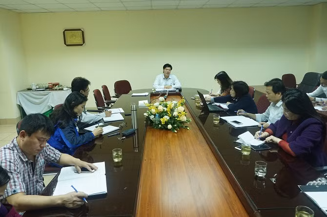 Ông Nguyễn Nhật Cảm - Giám đốc Trung tâm Kiểm soát bệnh tật thành phố Hà Nội chủ trì cuộc họp ngay trong đêm 6/3 sau khi có ca nhiễm đầu tiên ở Hà Nội (ảnh: Duy Tuân)