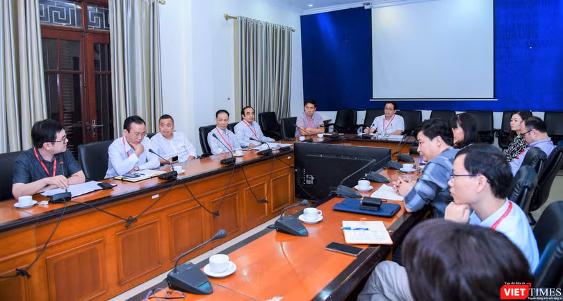 Ban Chỉ đạo phòng, chống dịch COVID-19 Trường Đại học Y Hà Nội họp đột xuất dưới sự chủ trì của GS. Tạ Thành Văn - Hiệu trưởng của Trường