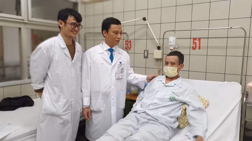 Các bác sĩ kiểm tra sức khỏe bệnh nhân trước khi xuất viện (ảnh: Mai Thanh)