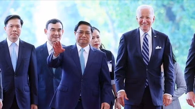 Thủ tướng Phạm Minh Chính chào mừng Tổng thống Joe Biden tới thăm Việt Nam đúng vào dịp kỷ niệm 10 năm xác lập khuôn khổ Đối tác toàn diện - Ảnh: VGP/Nhật Bắc