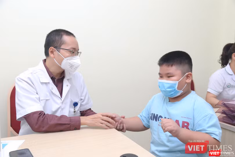 TS. Bùi Thanh Phúc - Phó Trưởng khoa Cấp cứu Tiêu hóa - kiểm tra sức khỏe cho bệnh nhi