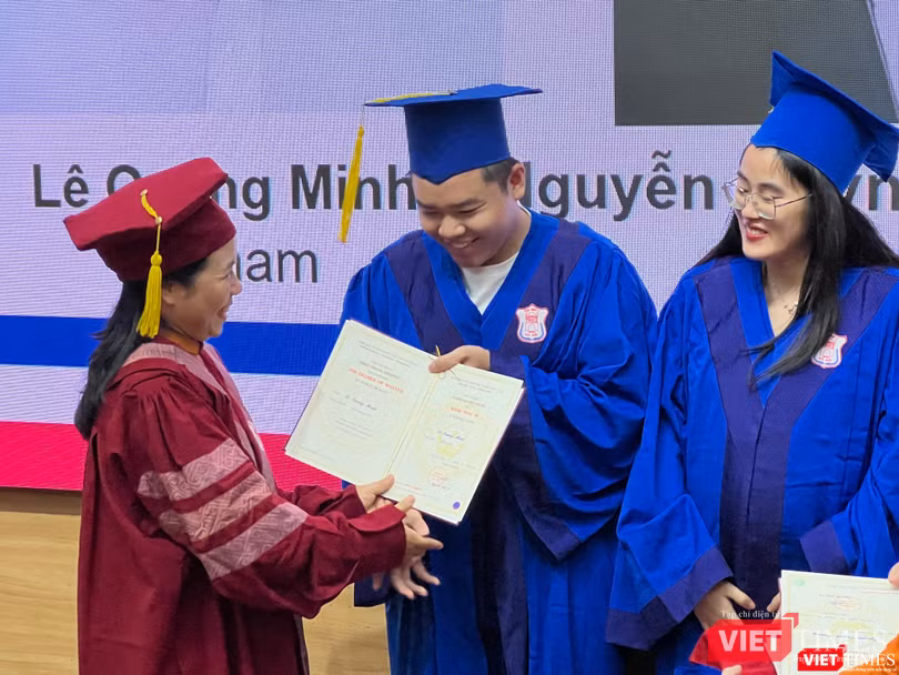 GS.TS. Lê Thị Hương - Viện trưởng Viện Đào tạo Y học dự phòng và Y tế công cộng - chúc mừng tân thạc sĩ