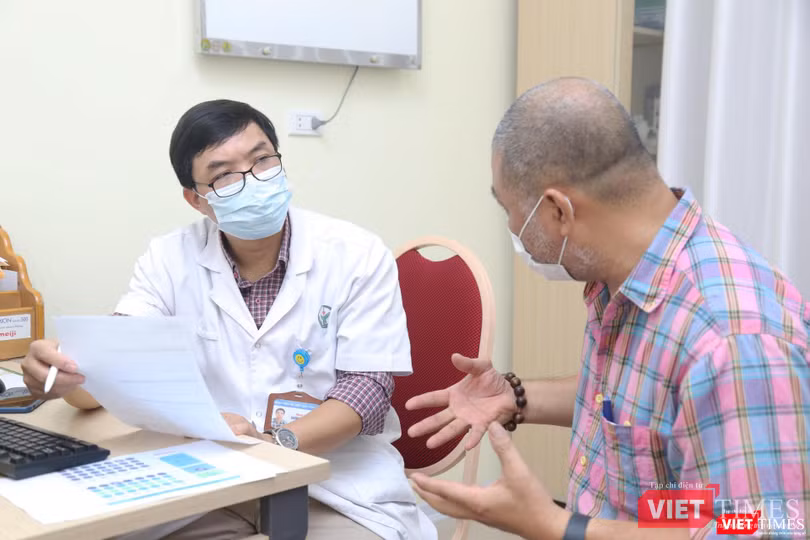 TS. Dương Trọng Hiền - Trưởng khoa Phẫu thuật cấp cứu Tiêu hóa - tư vấn cho bệnh nhân béo phì