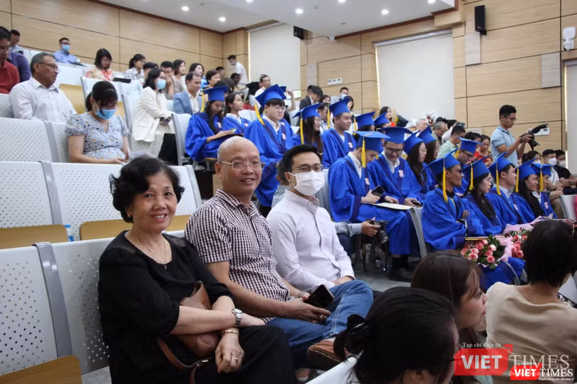 Nhiều phụ huynh đến để chúc mừng con em tốt nghiệp chương trình đào tạo thạc sĩ y tế công cộng quốc tế