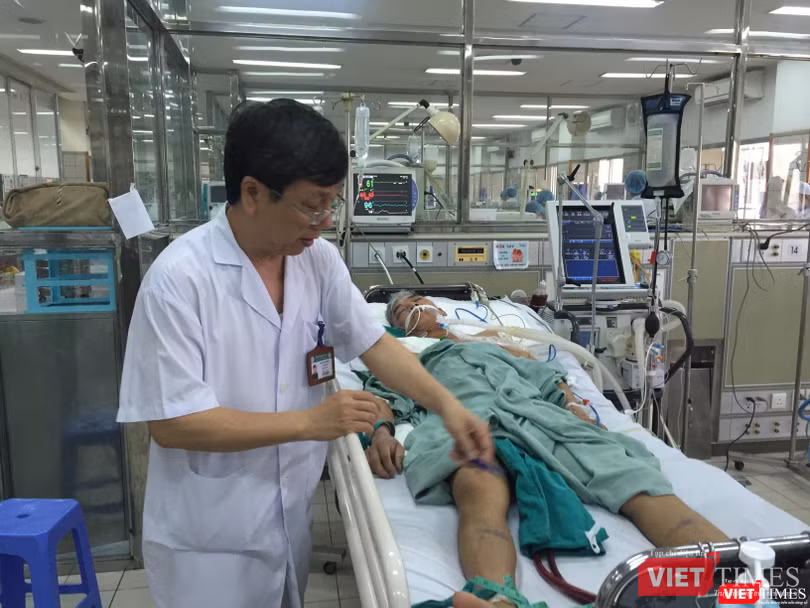 GS.TS. Nguyễn Gia Bình đang xử lý một ca cấp cứu tại Bệnh viện Bạch Mai GS.TS. Nguyễn Gia Bình đang xử lý một ca cấp cứu tại Bệnh viện Bạch Mai
