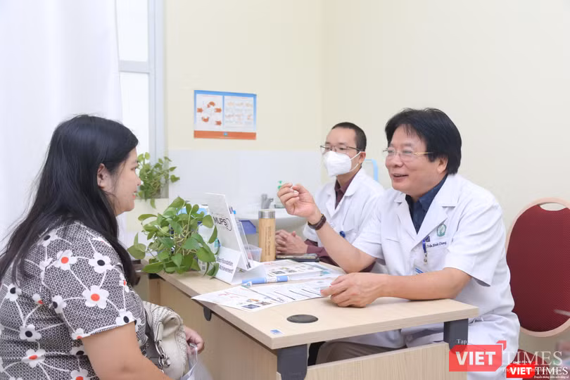 GS.TS. Trần Bình Giang - Giám đốc Bệnh viện Việt Đức - tư vấn cho bệnh nhân cách tập luyện, ăn uống để giảm cân