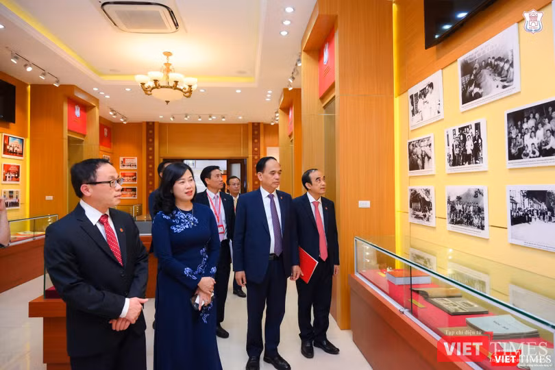 Q. Bộ trưởng Bộ Y tế Đào Hồng Lan thăm lại kỷ vật của những giai đoạn hào hùng mà các thế hệ thầy và trò Trường Đại học Y Hà Nội đã để lại Q. Bộ trưởng Bộ Y tế Đào Hồng Lan thăm lại kỷ vật của những giai đoạn hào hùng mà các thế hệ thầy và trò Trường Đại học Y Hà Nội đã để lại