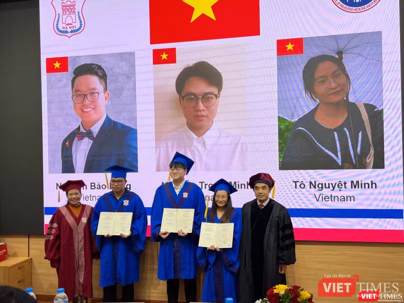 Các tân thạc sĩ y tế công cộng quốc tế nhận bằng tốt nghiệp