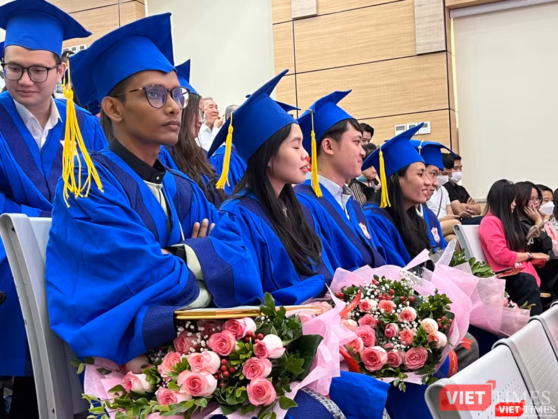 Anh Hein Nyi Maung - học viên người Myanmar (ngồi ngoài cùng) - là một trong ba học viên xuất sắc của khóa. Mặc dù do dịch Covid-19, anh phải đến Việt Nam học muộn, nhưng anh đã rất cố gắng nên tất cả các môn học và điểm thi tốt nghiệp của anh đều đạt xuất sắc.
