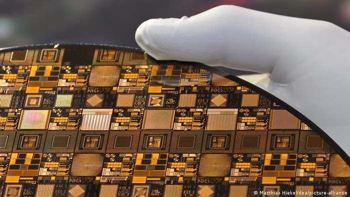 Ngày 7/10, Mỹ đã ra một loạt biện pháp kiềm chế ngành chip Trung Quốc (Ảnh: Deutsche Welle). Ngày 7/10, Mỹ đã ra một loạt biện pháp kiềm chế ngành chip Trung Quốc (Ảnh: Deutsche Welle).
