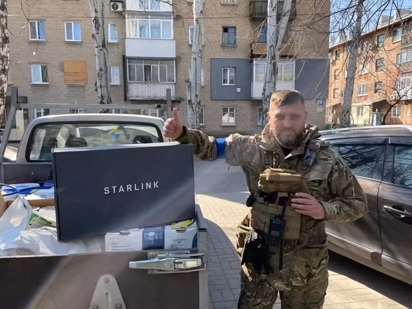 Binh sĩ Ukraine sử dụng thiết bị đầu cuối của Starlink để liên lạc trên ngoài mặt trận (Ảnh: QQ). Binh sĩ Ukraine sử dụng thiết bị đầu cuối của Starlink để liên lạc trên ngoài mặt trận (Ảnh: QQ).