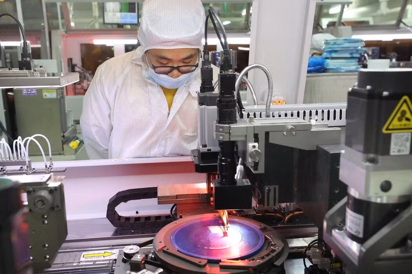 Trong một nhà máy sản xuất chip Trung Quốc. Các biện pháp mới của Mỹ nhằm cản trở tiến triển của các dự án quân sự của nước này (Ảnh: Getty).