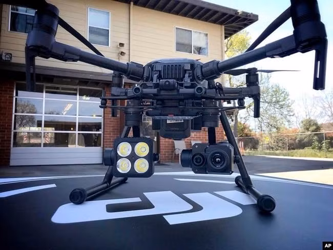 Một UAV của DJI mang máy quay hồng ngoại được trưng bày (Ảnh: AP). Một UAV của DJI mang máy quay hồng ngoại được trưng bày (Ảnh: AP).