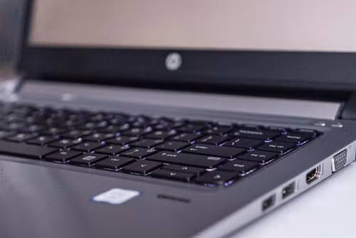Bàn phím tích hợp đèn nền LED trắng giúp dễ dàng thao tác tại nơi thiếu ánh sáng. Bàn phím tích hợp đèn nền LED trắng giúp dễ dàng thao tác tại nơi thiếu ánh sáng.