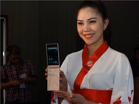 Freetel Musashi độc đáo với thiết kế nắp gập, 2 màn hình cảm ứng
