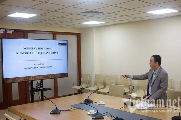 Ông Phan Quốc Vinh - Trưởng phòng Kiểm soát TTHC (Bộ TT&TT). Ảnh: Trọng Đạt Ông Phan Quốc Vinh - Trưởng phòng Kiểm soát TTHC (Bộ TT&TT). Ảnh: Trọng Đạt