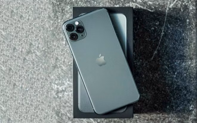 Với iOS 15, bạn có thể tìm được vị trí của dế yêu ngay bằng ứng dụng "Find My" (Tìm) ngay cả khi máy đã bị tắt nguồn hoặc thậm chí là khôi phục cài đặt gốc Tính năng “thần thánh” giúp tìm lại iPhone bị mất ngay cả khi bị tắt nguồn và khôi phục cài đặt gốc - Ảnh 1.