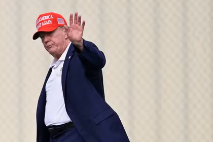 Tổng thống Mỹ Donald Trump vẫy tay khi ông bước từ trực thăng Marine One lên xe tại khu vực Ellipse gần Nhà Trắng, ở Washington, D.C., Mỹ, ngày 16/8. Ảnh: Reuters.