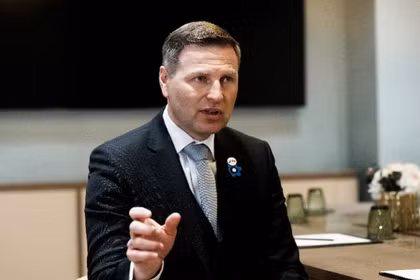 Bộ trưởng Quốc phòng Estonia, Hanno Pevkur, phát biểu trong một cuộc phỏng vấn tại Vilnius, Lithuania, ngày 16/4. Ảnh: Reuters.