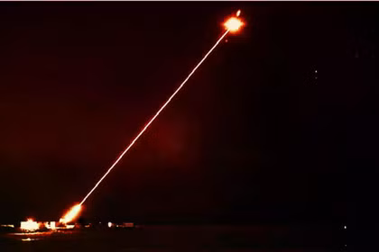 Một cuộc thử nghiệm vũ khí laser DragonFire được tiến hành tại Hebrides ở Scotland. Ảnh: IE.