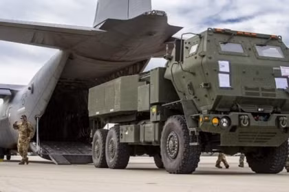 Thủy quân lục chiến Mỹ tái triển khai hệ thống phóng HIMARS đến Trung Đông bằng máy bay vận tải C-130. Ảnh: MW.