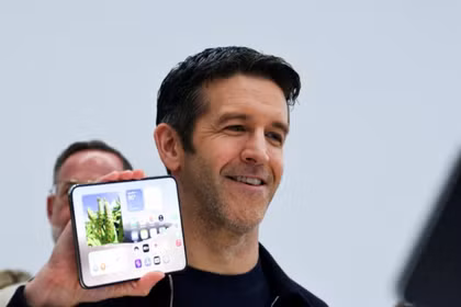 Tân CEO của Apple, John Ternus, cầm chiếc iPhone Duo màn hình gập mới trong sự kiện của Apple tại Nhà hát Steve Jobs ở Cupertino, California, Mỹ, ngày 9/9. Ảnh: Reuters.