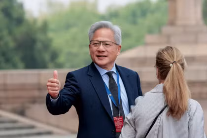 Jensen Huang, người sáng lập, chủ tịch kiêm CEO của Nvidia, rời đi sau khi tham dự lễ đón tiếp Tổng thống Mỹ Donald Trump cùng Chủ tịch Trung Quốc Tập Cận Bình tại Đại lễ đường Nhân dân ở Bắc Kinh, Trung Quốc, ngày 14/5. Ảnh: Reuters.
