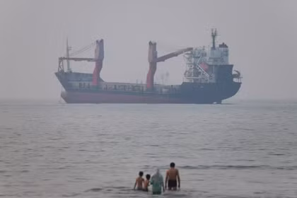 Một chiếc tàu ở eo biển Hormuz gần bãi biển Bandar Abbas, Iran, ngày 30/6. Ảnh: Reuters.