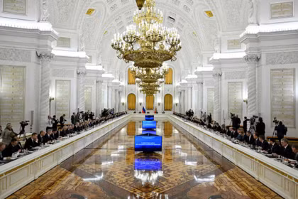 Tổng thống Nga Vladimir Putin chủ trì cuộc họp Hội đồng Nhà nước tại Điện Kremlin ở Moscow, Nga, ngày 25/12. Ảnh: Reuters.