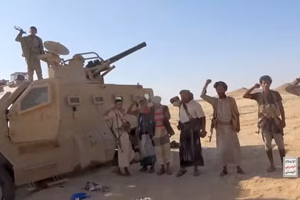 Các chiến binh Houthi đứng cạnh một chiếc xe quân sự bị thu giữ ở Yemen. Ảnh: Reuters.