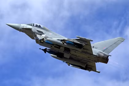 Máy bay Eurofighter Typhoon trình diễn tại Triển lãm Hàng không Quốc tế Hoàng gia, ngày 16/7/2011. Ảnh: Getty.