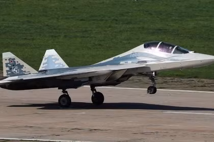 Nguyên mẫu máy bay chiến đấu hai chỗ ngồi Su-57D. Ảnh: MW.