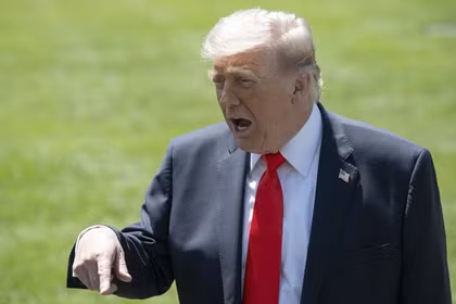 Tổng thống Mỹ Donald Trump phát biểu trước báo chí bên ngoài Nhà Trắng, Washington, D.C., ngày 1/5. Ảnh: Getty.