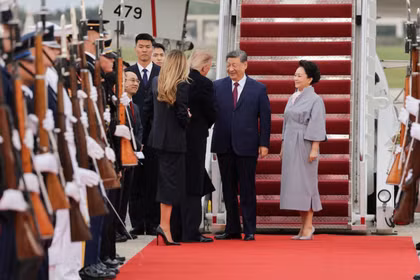 Tổng thống Mỹ Donald Trump và Đệ nhất phu nhân Melania Trump chào đón Chủ tịch Trung Quốc Tập Cận Bình và phu nhân Bành Lệ Viện khi họ đến trước chuyến thăm cấp nhà nước tại Căn cứ Liên hợp Andrews, Maryland, Mỹ, ngày 23/9. Ảnh: Reuters.
