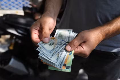 Iran vẫn phụ thuộc vào đồng USD để thực hiện một số loại giao dịch quốc tế. Ảnh: Getty.
