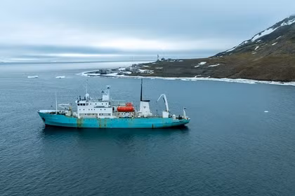 Tàu nghiên cứu Professor Molchanov đang neo đậu gần đảo Hooker thuộc quần đảo Franz Josef Land, Nga, ngày 7/7. Ảnh: Getty.