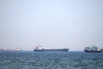 Tàu thuyền tại eo biển Hormuz, Musandam, Oman, ngày 29/4. Ảnh: Reuters.