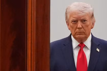 Tổng thống Mỹ Donald Trump bước ra từ Phòng Xanh để phát biểu về cuộc chiến tranh với Iran, tại Nhà Trắng vào ngày 1/4. Ảnh: Reuters.