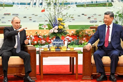 Tổng thống Nga Vladimir Putin và Chủ tịch Trung Quốc Tập Cận Bình dùng trà sau cuộc gặp tại Đại lễ đường Nhân dân ở Bắc Kinh, ngày 20/5. Ảnh: Sputnik.