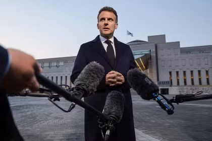 Tổng thống Pháp Emmanuel Macron tại Đài tưởng niệm Chiến tranh Triều Tiên ở Seoul, Hàn Quốc. Ảnh: AFP.