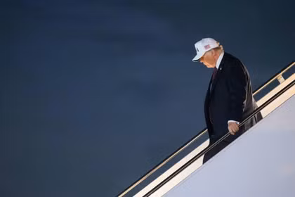 Tổng thống Mỹ Donald Trump bước xuống khỏi chuyên cơ Không lực Một tại West Palm Beach, Florida vào ngày 27/2. Ảnh: Getty.