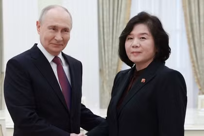 Tổng thống Nga Vladimir Putin bắt tay với Ngoại trưởng Triều Tiên Choe Son-hui trong cuộc gặp tại Điện Kremlin, Moscow, Nga, ngày 19/7. Ảnh: Sputnik.