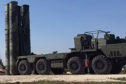Ống phóng từ hệ thống phòng không tầm xa S-400. Ảnh: MW.