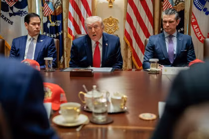 Tổng thống Mỹ Donald Trump, Ngoại trưởng Marco Rubio và Bộ trưởng Chiến tranh Pete Hegseth tham dự cuộc họp nội các tại Phòng Nội các ở Nhà Trắng, Washington, D.C., Mỹ, ngày 27/5. Ảnh: Reuters.