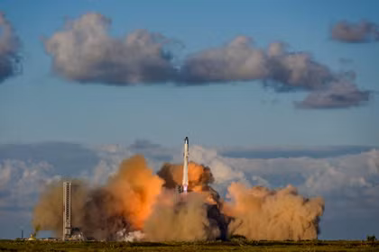 Tên lửa đẩy Super Heavy của SpaceX mang theo tàu vũ trụ Starship cất cánh trong chuyến bay thử nghiệm thứ 11 tại bệ phóng của công ty ở Starbase, Texas, Mỹ, ngày 13/10/2025. Ảnh: Reuters.