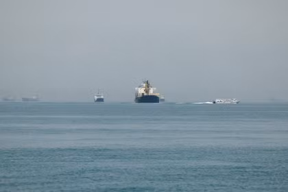 Các tàu thuyền trên eo biển Hormuz, Iran, ngày 22/5. Ảnh: Reuters.