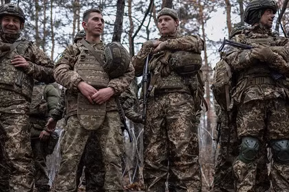 Tuyển quân cho quân đội Ukraine tại một địa điểm không được tiết lộ ở Ukraine vào ngày 11/11/2025. Ảnh: Getty.